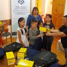 Шымкентским ученикам профсоюзы помогают собраться в школу