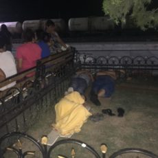 Пассажиры поезда Шымкент-Астана в ожидании поезда спали на газонах и скамейках перрона