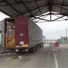 Дальнобойщик пытался вывезти внедорожник в Шымкент, спрятав его в бананах Дальнобойщик пытался вывезти за границу внедорожник, спрятав его в бананах