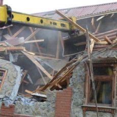 В Астане мужчина покончил с собой во время сноса его кафе