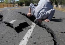 «Посуда звенела, кошки орали». Ночью под Челябинском произошло землетрясение Землетрясение. Разлом дороги