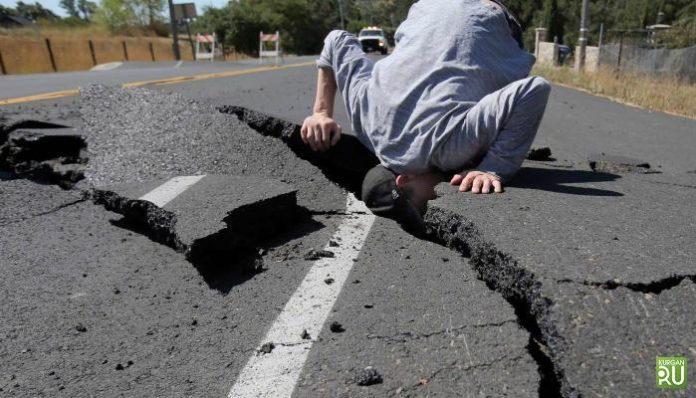 Землетрясение. Разлом дороги