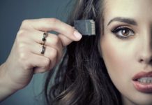 Советы по укреплению памяти Девушка с флеш-картой памяти