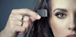 Советы по укреплению памяти Девушка с флеш-картой памяти