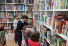 В Туркестанской области после сбора денег в школе уволили библиотекаря библиотека