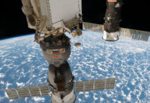 В Госдуме России предположили, что «Союз» продырявил свихнувшийся космонавт МКС. Космическая станция Союз