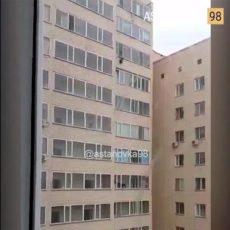 Астанчанин поймал ребенка, упавшего с 10-го этажа Астанчанин поймал ребенка, упавшего с 10-го этажа