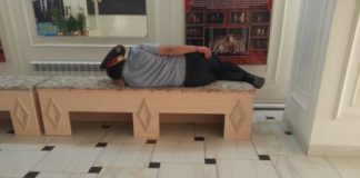 Фото спящих шымкентских стражей порядка разлетелись по интернету Спящий полицейский в театре