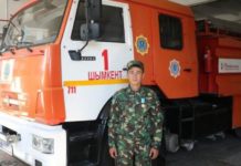 Рискуя собой вынес из горящей квартиры двух пенсионеров шымкентский пожарный Рискуя собой вынес из горящей квартиры двух пенсионеров шымкентский пожарный