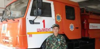 Рискуя собой вынес из горящей квартиры двух пенсионеров шымкентский пожарный Рискуя собой вынес из горящей квартиры двух пенсионеров шымкентский пожарный