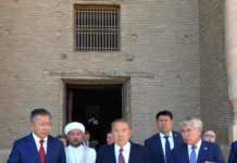 Президент Казахстана посетил мавзолей в Туркестане