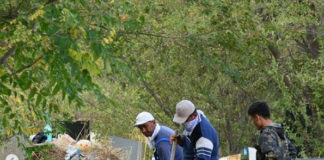 На кладбищах Шымкента наводят порядок На кладбищах Шымкента наводят в порядок