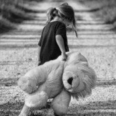 «Скиталась по улицам». 10-летнюю девочку вернут из Молдовы в Казахстан Потерянная девочка. Ребенок с игрушкой