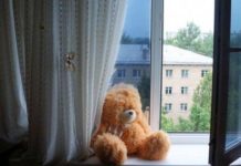 За прошедшие сутки в РК трое детей выпали из окон многоэтажек