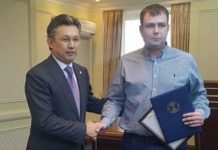 Аким Бахыт Султанов подарил полмиллиона тенге Артему Кареву