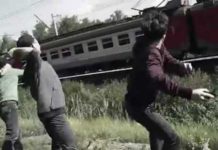 Разбивая стекла поездов, школьники Шымкента отметили последний день лета бьют стекла в поездах