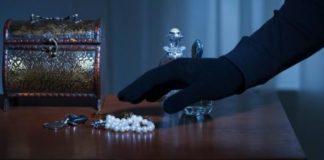 Полицейские Туркестанской области задержали вора, укравшего золото и ноутбук кража