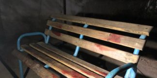 В Шымкенте по проспекту Республики произошла поножовщина скамейка в крови