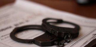 Пенсионера подозревают в серии краж в Туркестанской области наручники