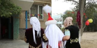 Келинку затащили в дом с помощью подъемного крана Келинку затащили в дом с помощью подъемного крана