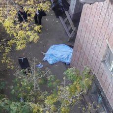 В Семее женщина выбросилась из окна многоэтажного дома вместе с ребенком — оба погибли женщина выбросилась из окна
