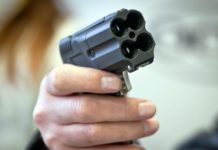 Мужчина выстрелил в лицо своему знакомому в кафе Шымкента травматический пистолет «Оса»