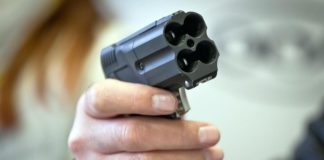 Мужчина выстрелил в лицо своему знакомому в кафе Шымкента травматический пистолет «Оса»