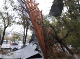 В Шымкенте порывами сильного ветра сорвало крышу с высотного дома