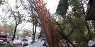 В Шымкенте порывами сильного ветра сорвало крышу с высотного дома В Шымкенте порывами сильного ветра сорвало крышу с высотного дома