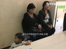 Женщина с перебинтованной рукой снова избивала ребенка