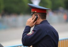 Пьяная мать, возмущенная родительским собранием на казахском языке, напала на полицейского в Шымкенте полицейский