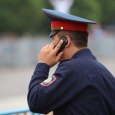 Пьяная мать, возмущенная родительским собранием на казахском языке, напала на полицейского в Шымкенте полицейский