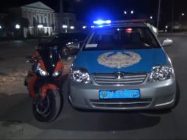 Мотоцикл и полицейская машина