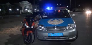 Мотоциклисты обвиняют сотрудников шымкентской полиции в намеренном наезде Мотоцикл и полицейская машина