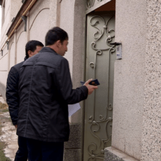 В Шымкенте фискальщики пошли по домам злостных неплательщиков налогов