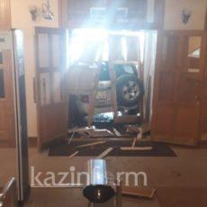 Внедорожник въехал в здание акимата: водитель заплатит миллионный штраф