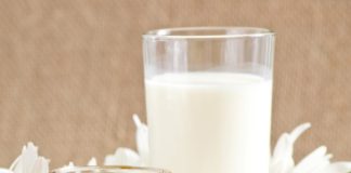 Медики заявили об опасности употребления молока при простуде молоко с медом