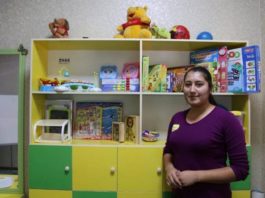 Молодой дефектолог из Шымкента бесплатно учит говорить детей