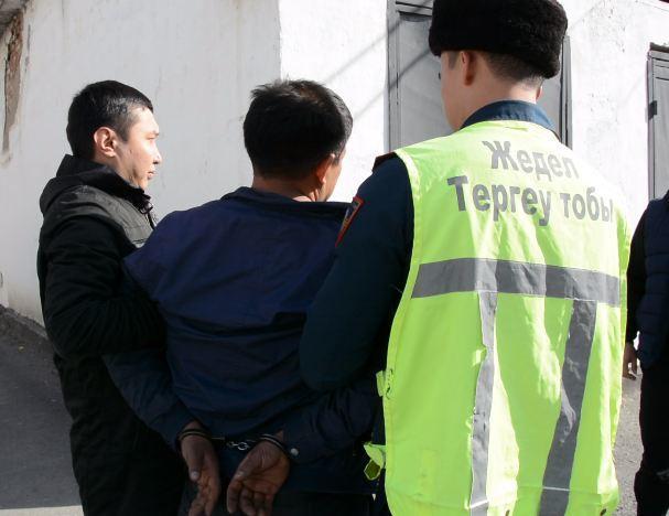 У пьяного водителя в Туркестанской области обнаружили оружие и наркотики