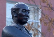 В Шымкенте памятник Султану Сулейменову установили перед ЮКГУ им. Ауезова В Шымкенте памятник Султану Сулейменову установили перед ЮКГУ им. Ауезова