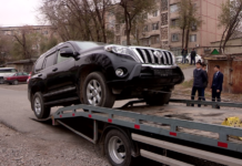 За неоплаченный налог в Шымкенте автомобиль эвакуируют на штрафстоянку Машину грузят на эвакуатор