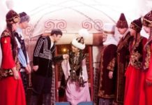 Подкидывание сватьи на ковре: странный обряд смутил казахстанцев казахские обычаи