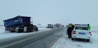 Пятеро казахстанцев погибли в страшной аварии на трассе в России авария на трассе в Оренбургской области