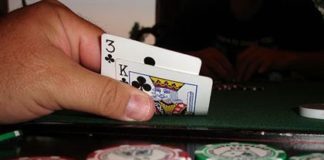 В Шымкенте судят бывшего начальника колонии, в которой осужденные устроили подпольное казино