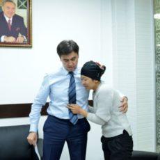 Аким Шымкента провел первый прием горожан в прозрачной приемной