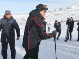Аким Туркестанской области показал как нужно кататься на лыжах