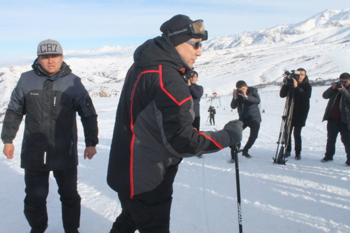 Аким Туркестанской области показал как нужно кататься на лыжах