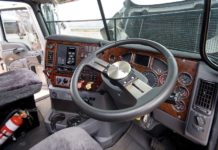 В Тюлькубасе сторож автостоянки снял с грузовой фуры аккумуляторы кабина фуры