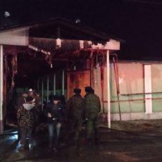 В Шымкенте в результате пожара пострадала крыша частного дома и сгорел автомобиль