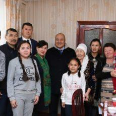 Аким Туркестанской области поздравил и посетил многодетные семьи Аким Туркестанской области поздравил и посетил многодетные семьи